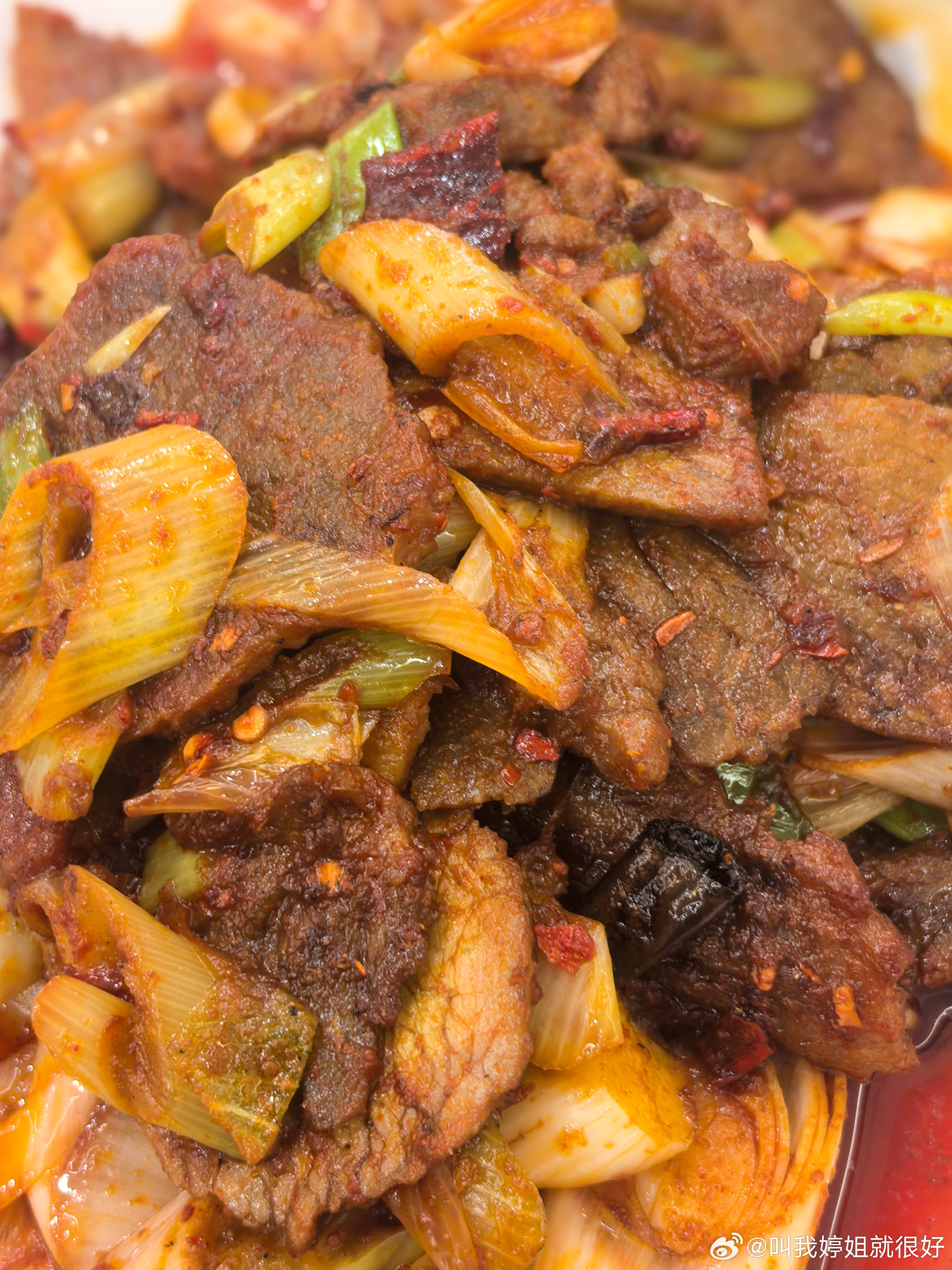 中午吃老陕炒牛肉、手打口袋牛舌饼、豆芽菠菜拌面筋、牛骨粉丝汤、线辣子炒土鸡蛋。朋
