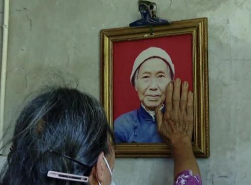 2002年，湖南张家界60岁大妈外出遛弯的时候，看到一个孕妇挺着大肚子在捡垃圾吃