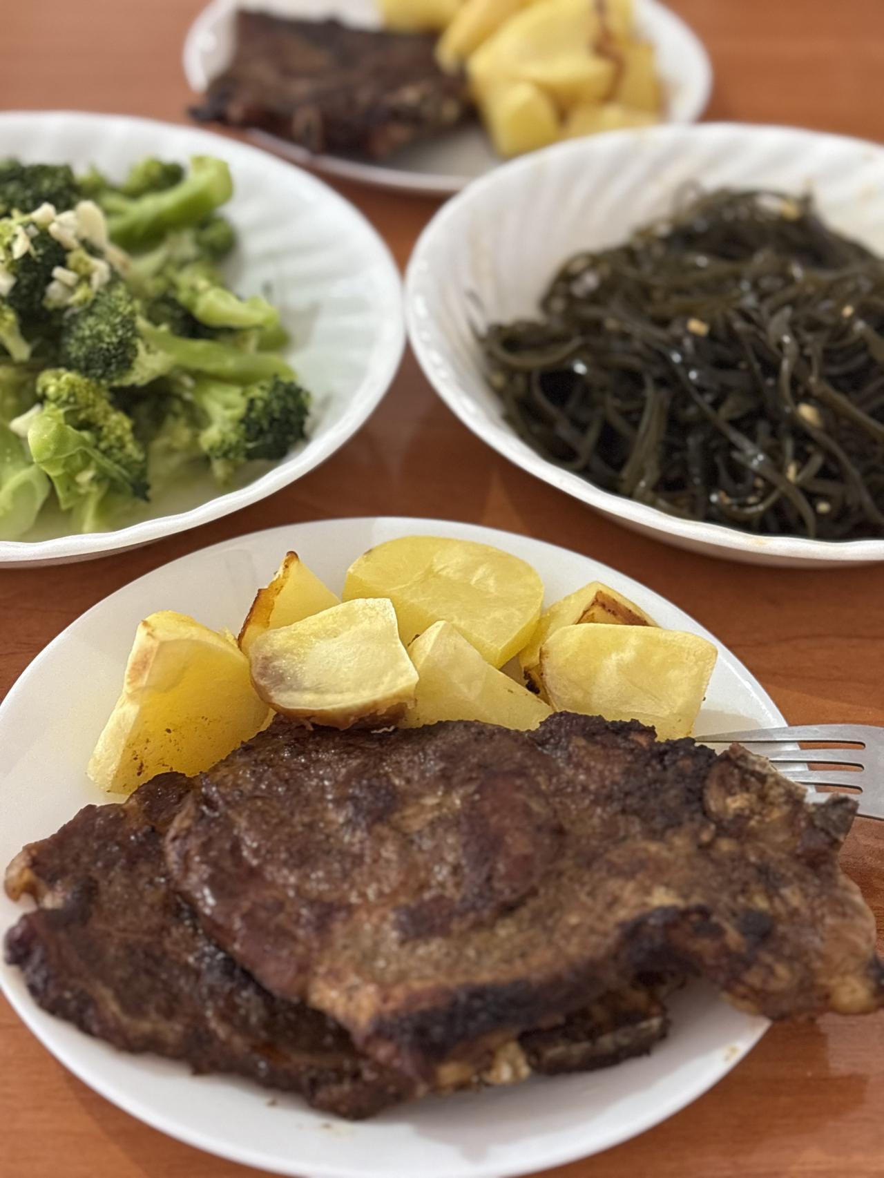 今天是烤土豆做主食，蛋白质是煎猪排，蔬菜是蒜泥西兰花，小菜是香辣海带丝。