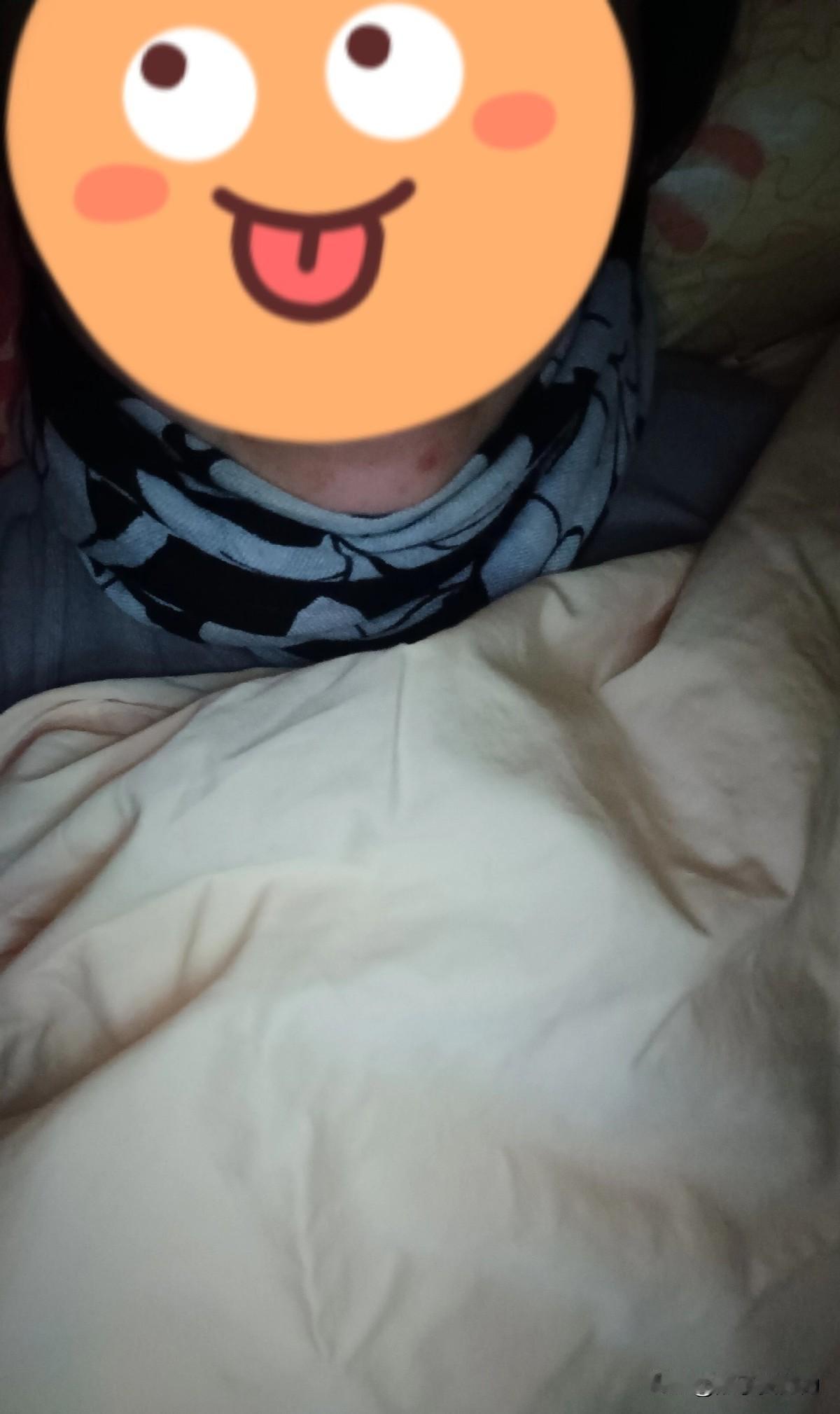 咳嗽咳到脖子不能沾一点凉气。
睡觉时在被窝里围上围巾，又闷得喘不过气。
她和丈夫