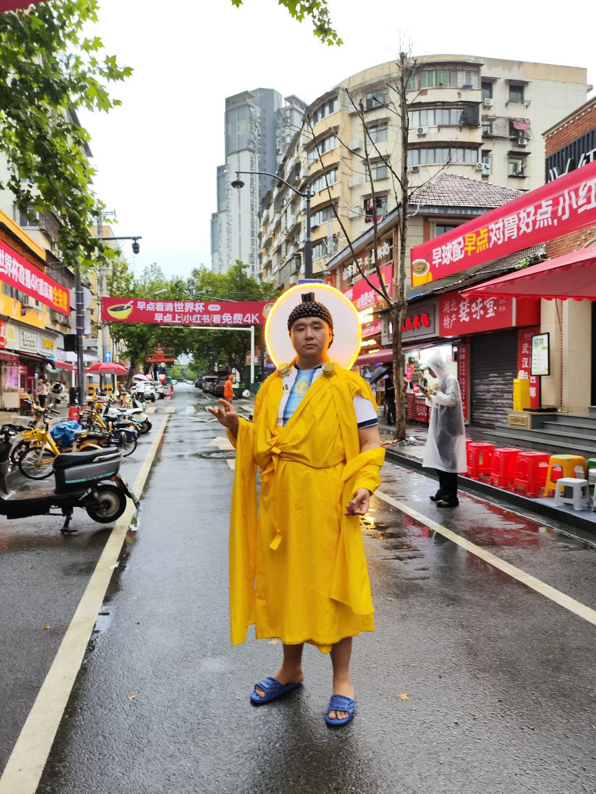 俩老外武汉过早看球赛用中文争武汉过早摊名场面太好笑！俩老外边嗦热干面，用流利中文