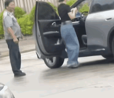 保安狠狠扇出的一耳光，把女人打懵了。无论如何，这一巴掌都过分了，代价会不小的。