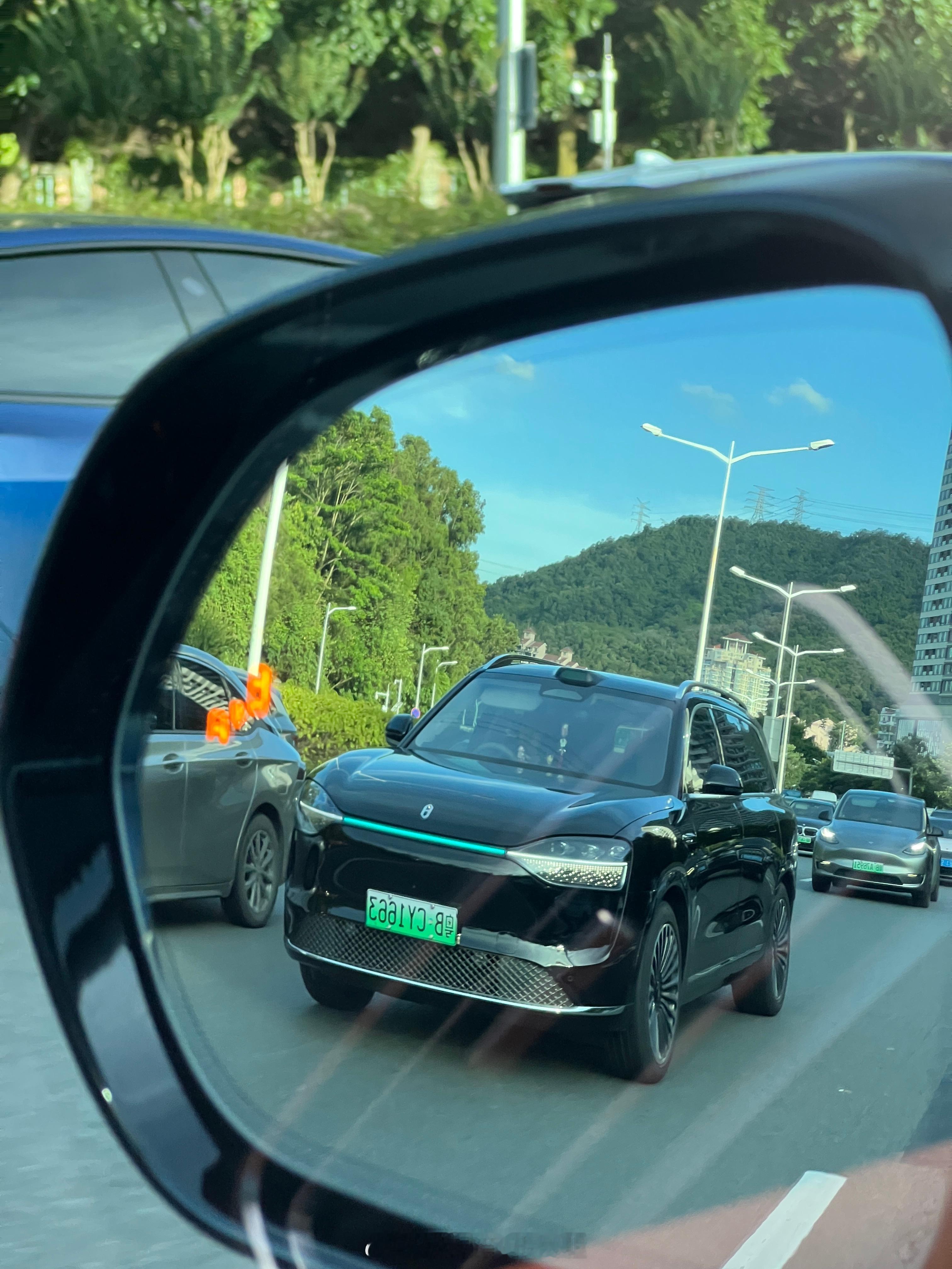 这个车头前面的小蓝灯造型很难评！[允悲][允悲] ​​​