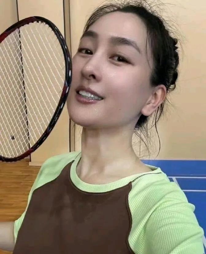 明星的好身材都是练出来的。马苏也是位羽毛球爱好者呀，照片中的她，应该是刚打完羽毛