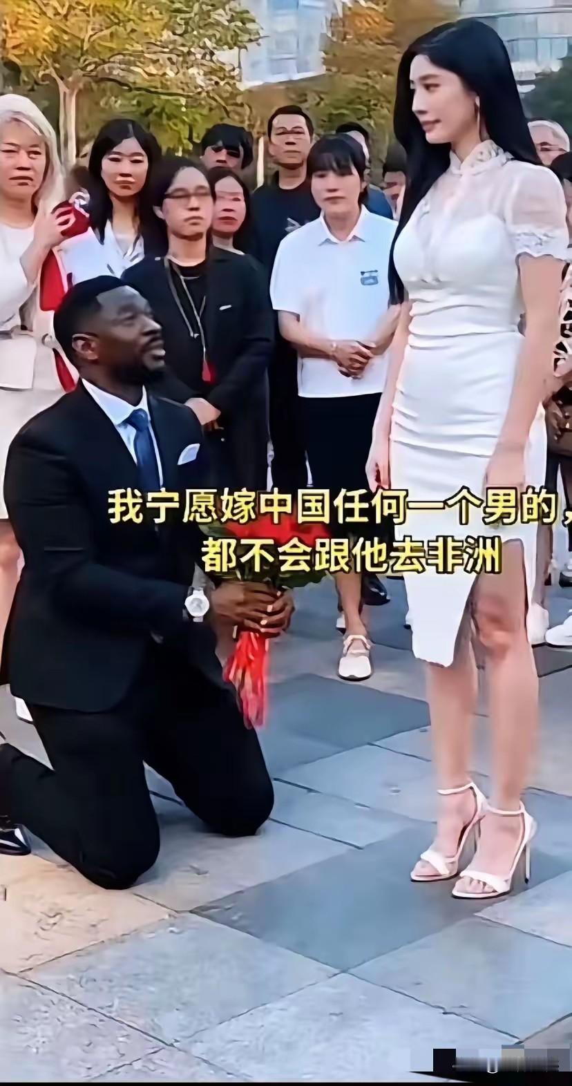 感觉这个画面是摆拍的，现实中不可能出现这样的情况，之所以要摆拍这个画面，无非是想