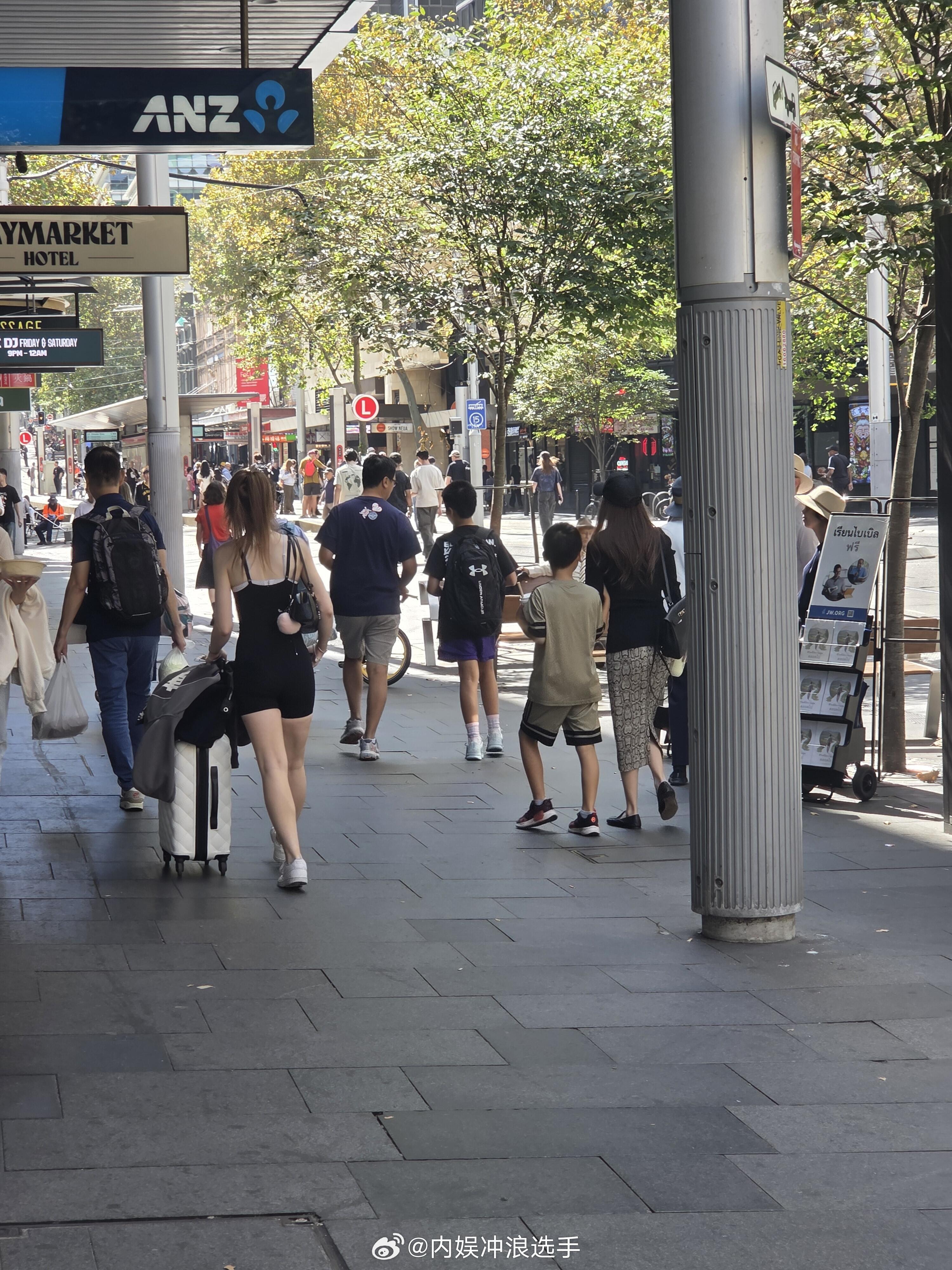 悉尼偶遇侯佩岑一家四口悉尼偶遇侯佩岑一家 悉尼偶遇侯佩岑一家四口，好幸福 