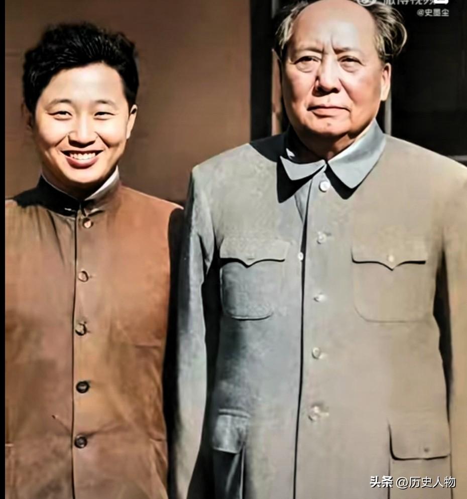 一张老照片里的温情：毛主席与理发师周福明的岁月印记
 
在一张泛黄的老照片中，毛