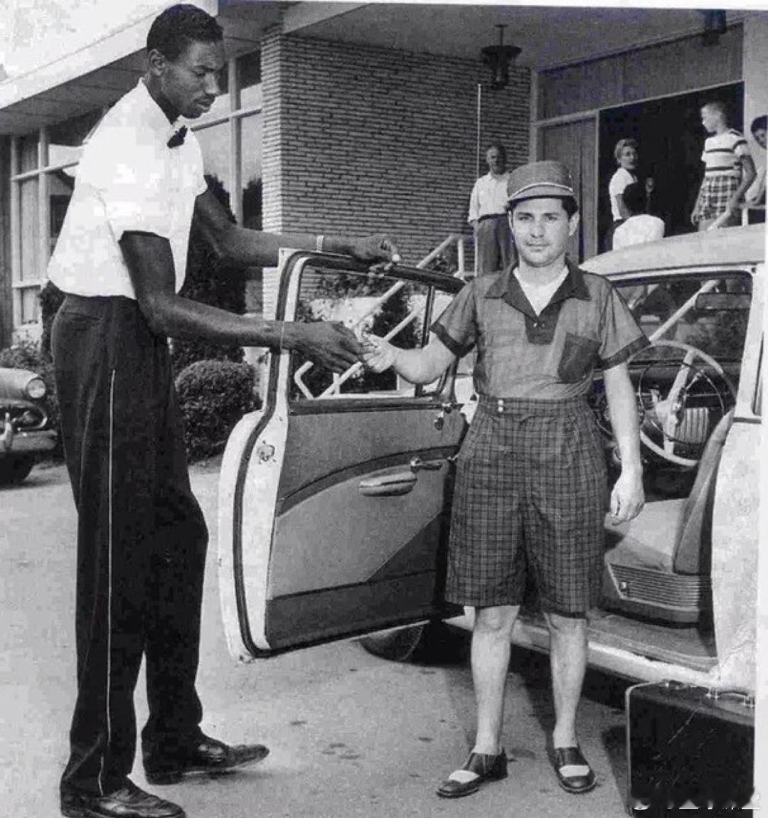 “我当时觉得自己很了不起。”——威尔特·张伯伦1954 年，威尔特·张伯伦在高中