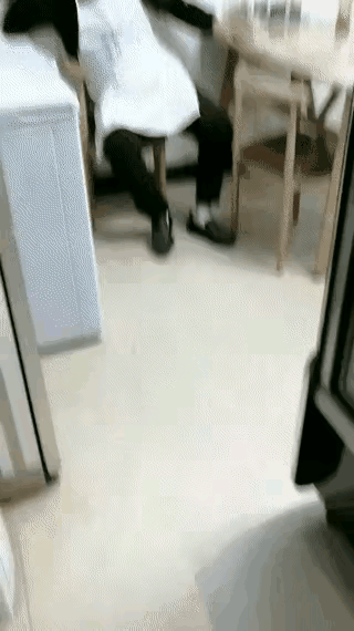 家人们，今天必须给你们讲个超暖的事儿！
 
有个参加完93阅兵的兵哥哥，穿着迷彩