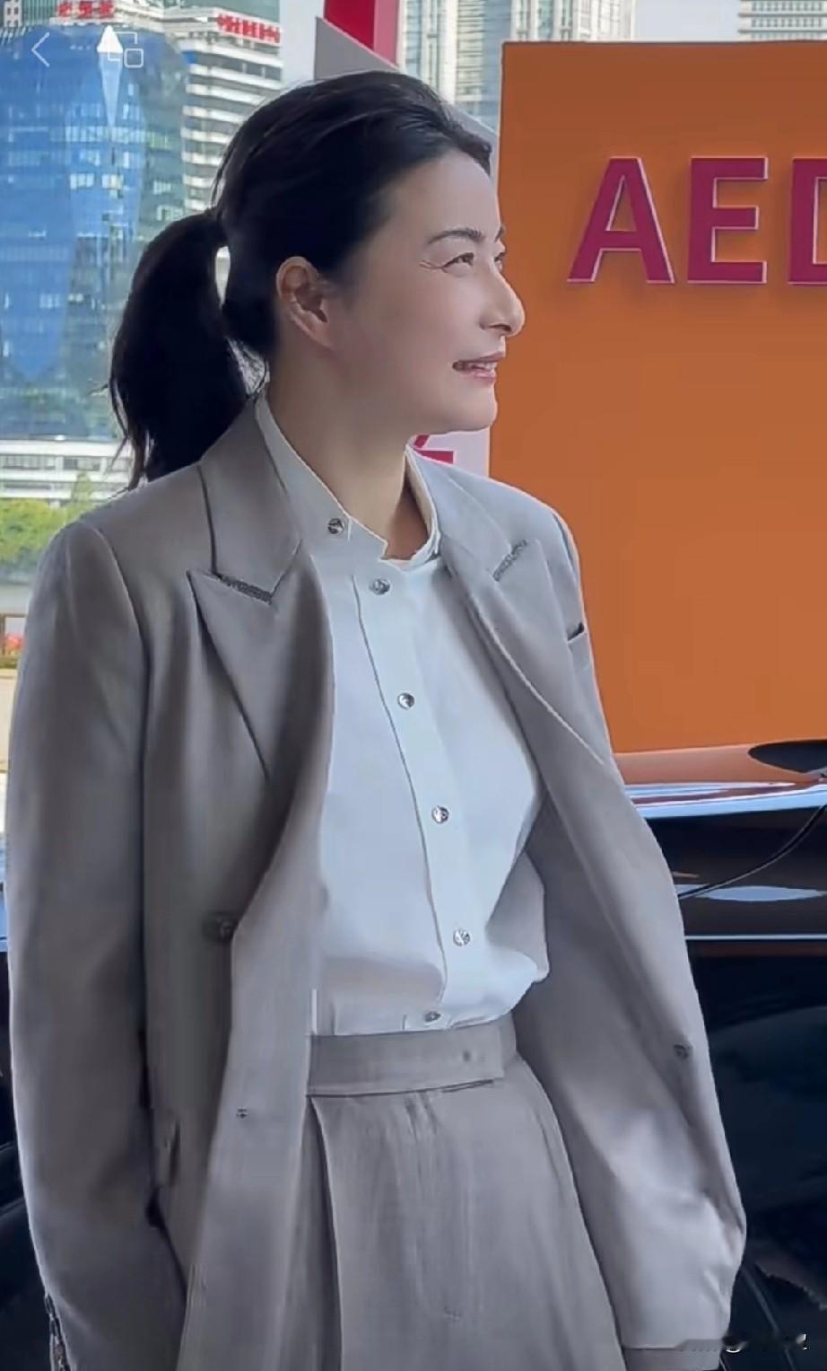 她不是美女！
但就是怎么看都顺眼那种！
简单，纯朴，高级的美！
在上海外滩和郭晶