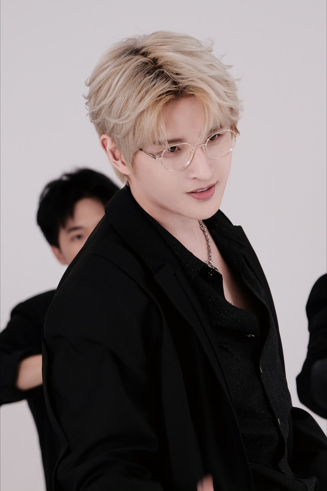 #张远说八年没有拍唱跳了# 初代男爱豆带着他的首支solo唱跳MV杀回来了[酷]