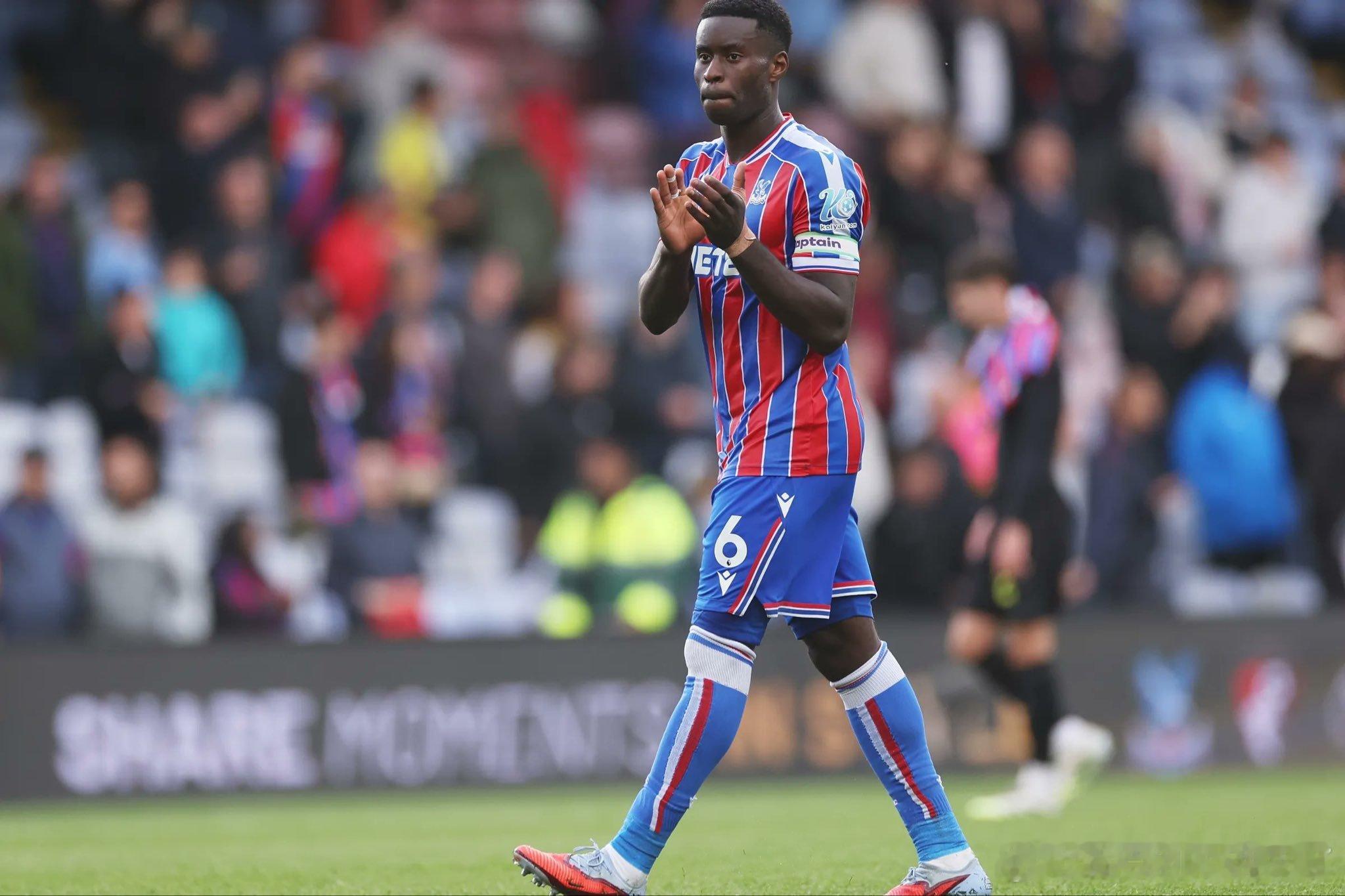 罗马诺透露利物浦仍然对格伊感兴趣。然而，该球员曾与拜仁管理层举行过两次会面 