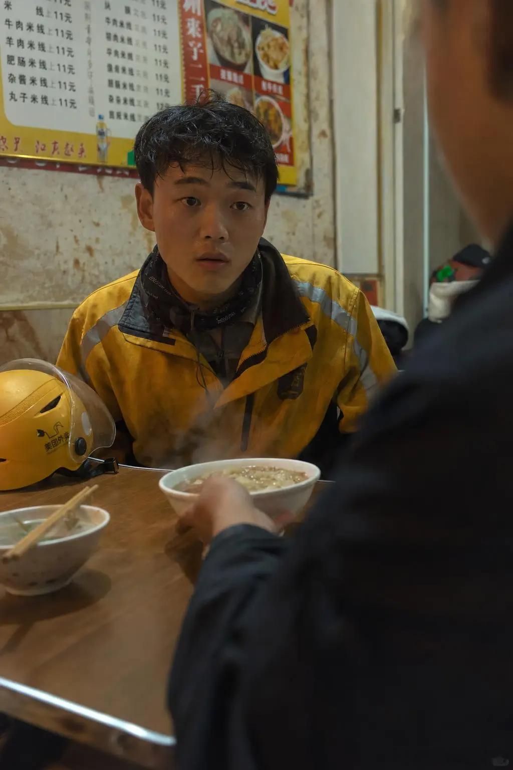 这碗 11 块的米线，就是他风雨中最暖的慰藉 