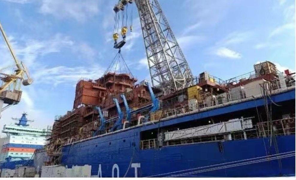波罗的海造船厂正在持续推进“楚科奇”号核动力破冰船上层建筑的组装工作。10月10