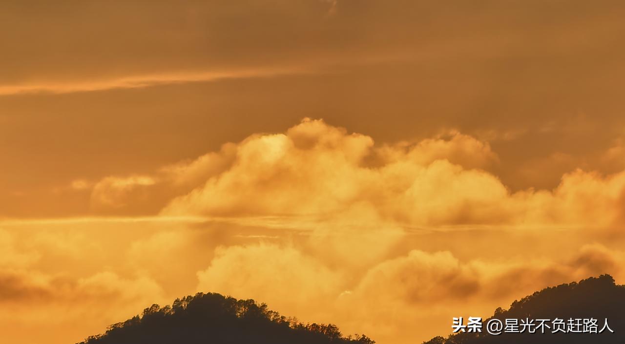 傍晚，手机随拍，金灿灿的云，金灿灿的天空，像金山一样。
见者有份，与你分享。哈哈