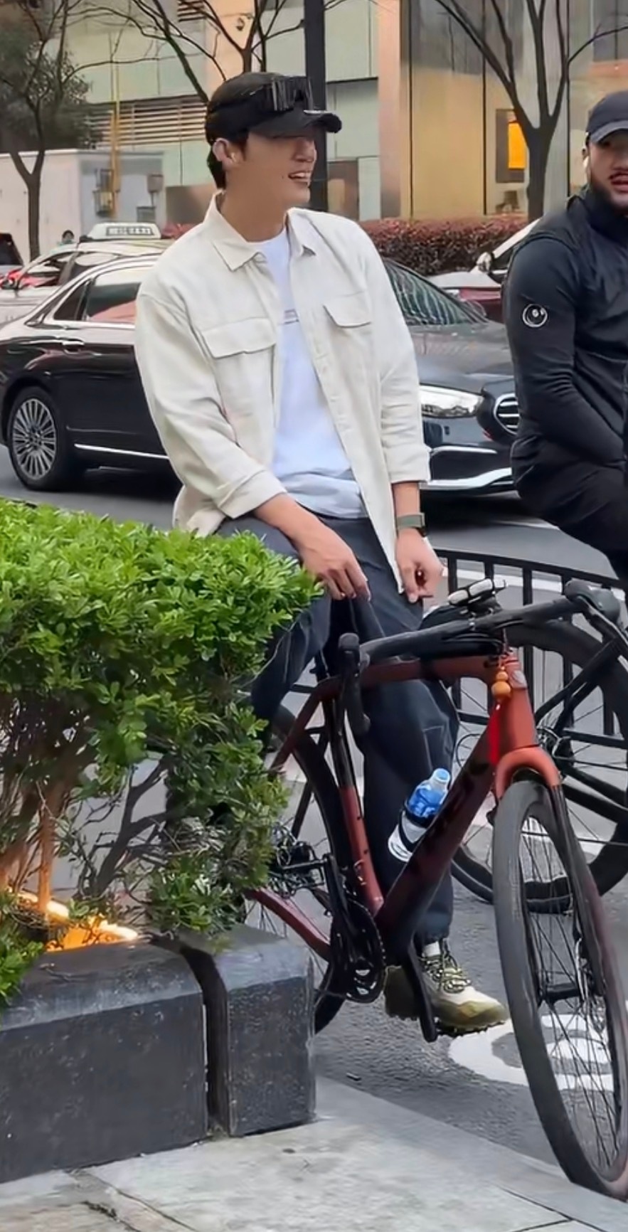 黄景瑜自行车10万普通人爱好骑行的自行车都一万块，黄景瑜自行车10万块也太正常了