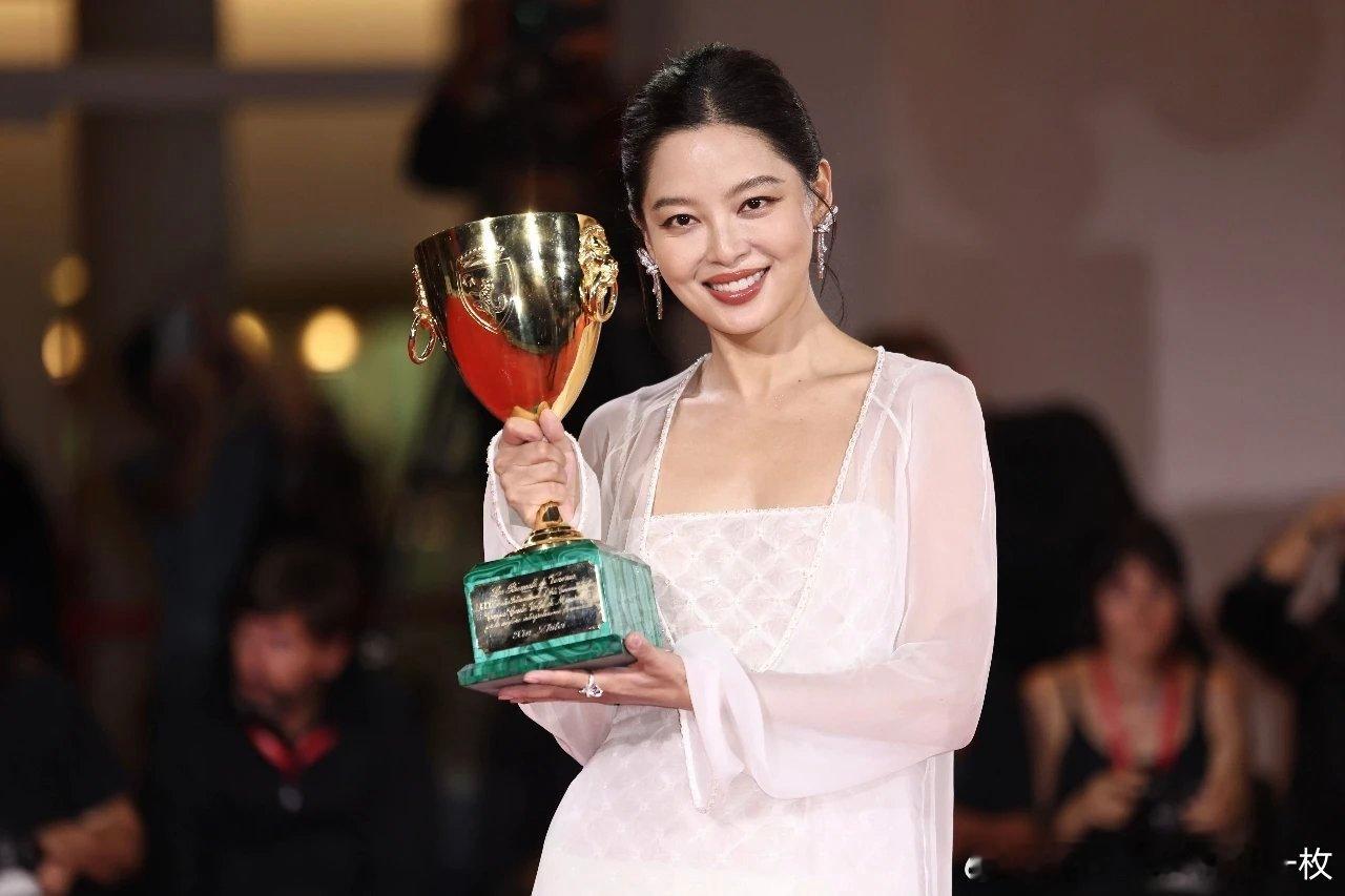 辛芷蕾获奖时张颂文的表情9月6日，在意大利威尼斯，辛芷蕾夺得第82届威尼斯电影节
