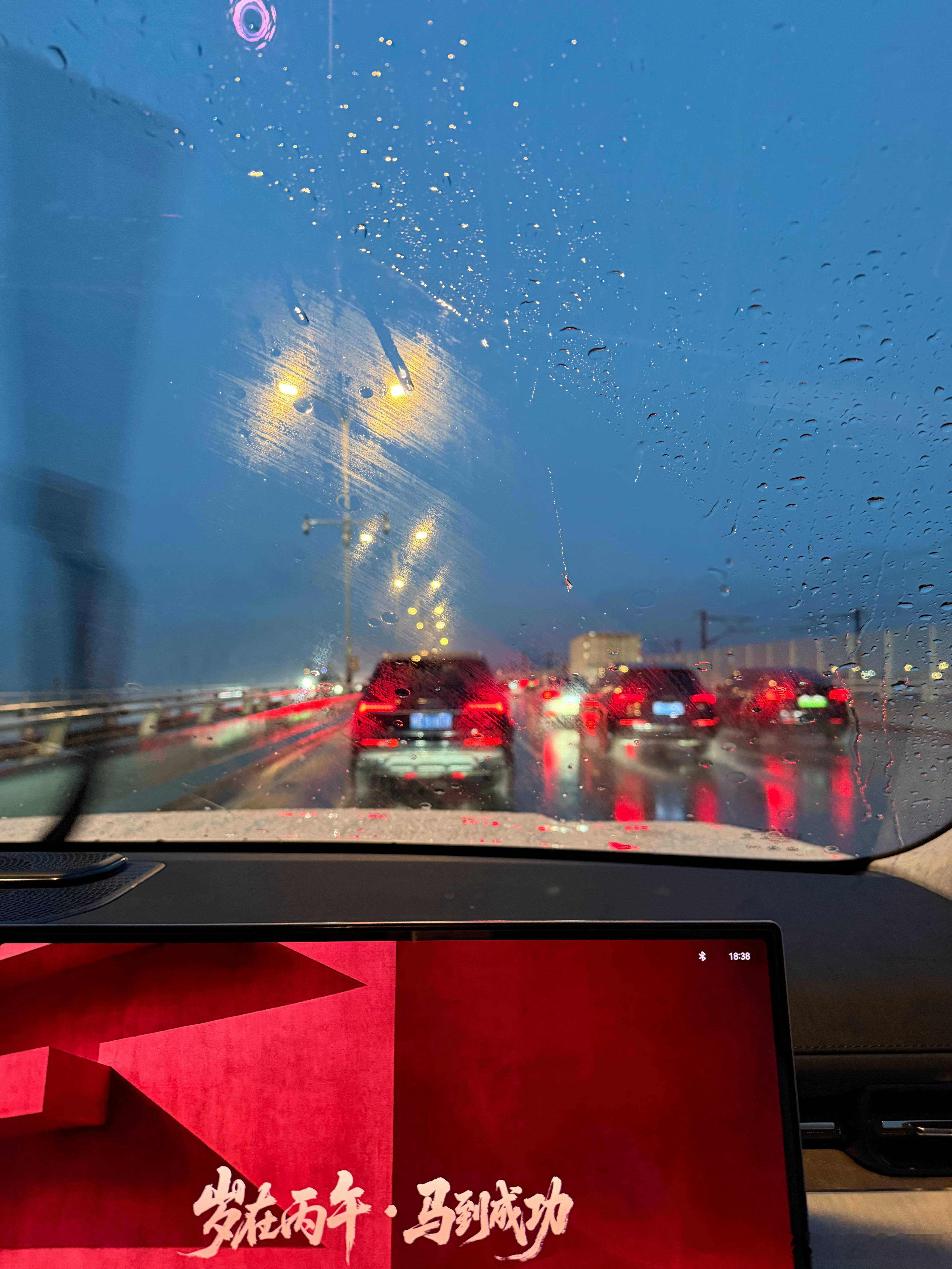 晚上见两个客户，第一波到9点 第二波得到12点才能结束。不然五一假期出去玩都有罪