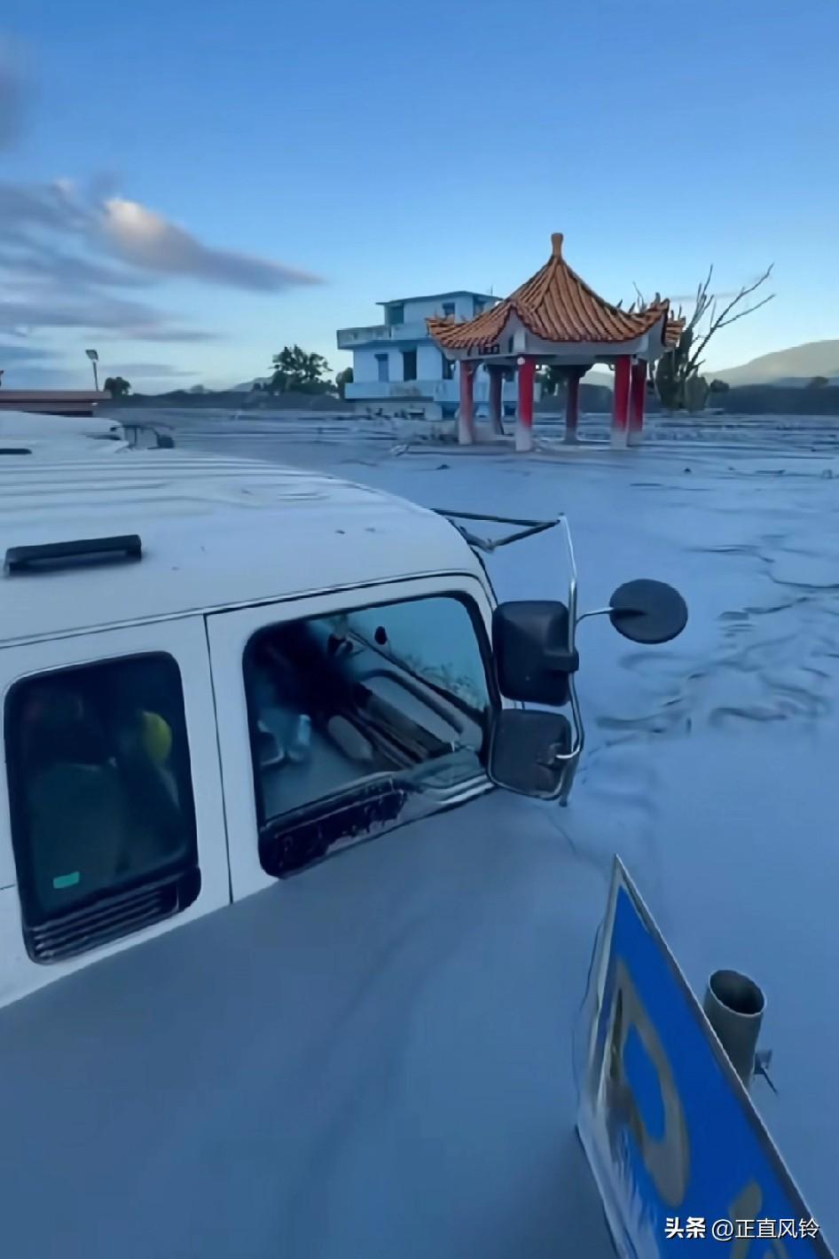 太恐怖了，这下面埋了多少人?
很多人都是到灾区作秀，都是这种手套还白白的，然后自