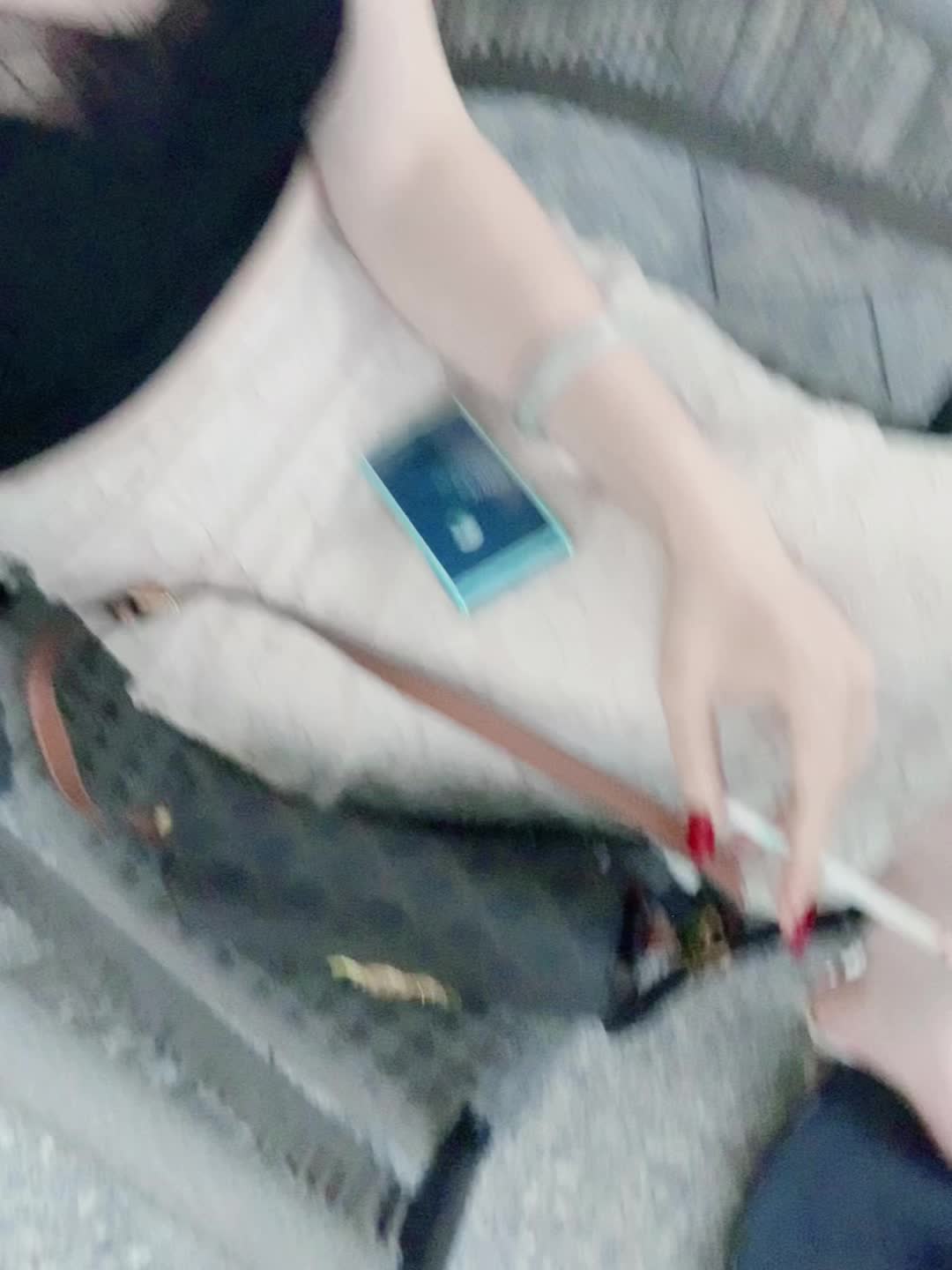 爸 我本意只是想周末回来看看您的。 你和他去苏黎世结婚吧  可是爸爸 ...