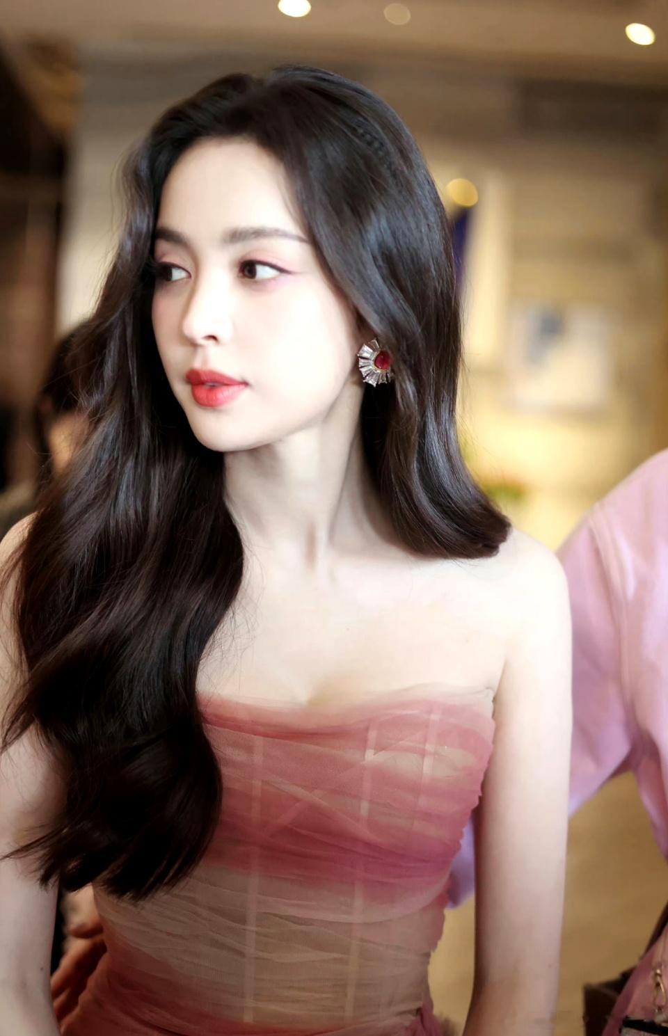 #古力娜扎抹胸薄纱裙#  娜扎太适合蜜桃妆了，一整个惊艳#古力娜扎清新蜜桃妆# 