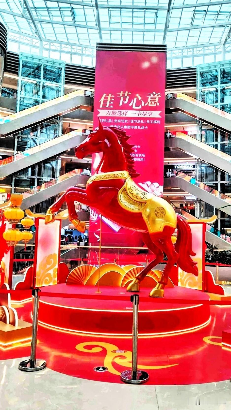 [微风]万象新春回大地，
[福]喜迎新春马上到。

[玫瑰]新年将近喜洋洋，
[