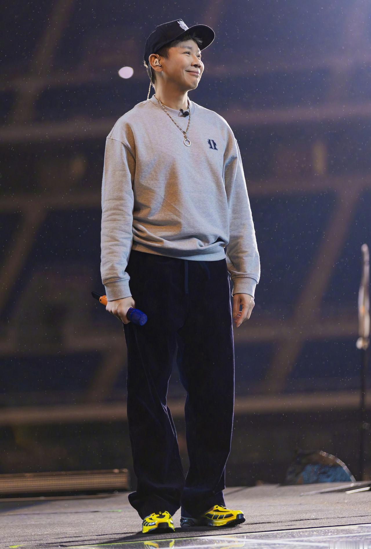 陶喆DavidTao  柳絮快快散开，守护老大的嗓子陶喆吃了春天第一口柳絮陶喆吸