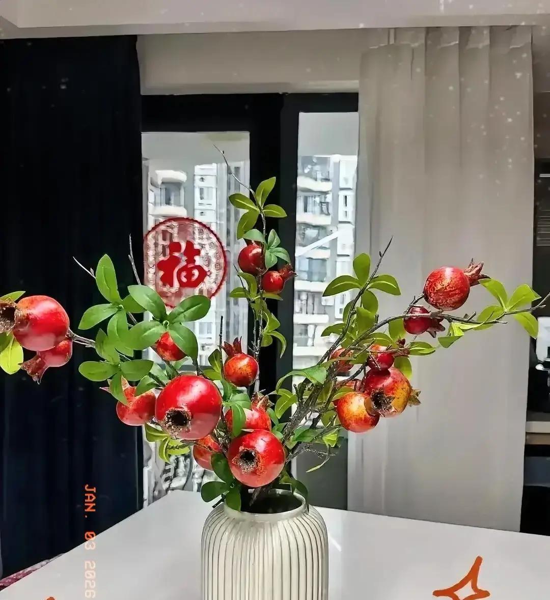 公司午休刷到一条热帖，楼主说半年前和平分手的前女友，现在正跟他亲姨的儿子谈婚论嫁