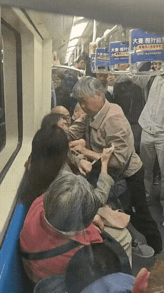 5月8号上海地铁两个大妈打一个女孩，一个薅头发一个吐唾沫，不是因为让座！

两大