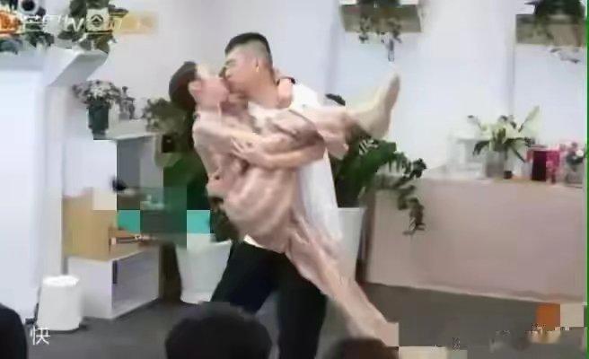 好像全世界就他俩是真爱一样，天天秀，有点作，这么高调秀恩爱 