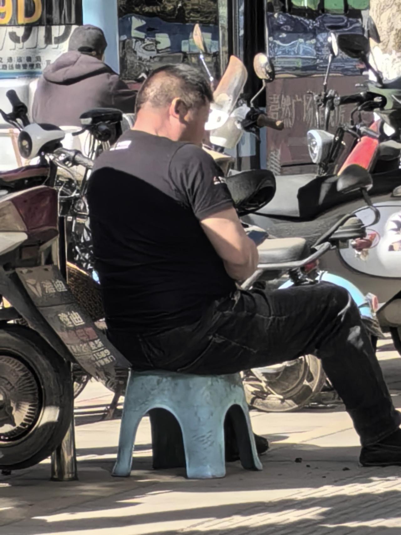 冬日生活打卡季穿着汗衫打着赤膊，你敢信这是云南通海的四九天么？