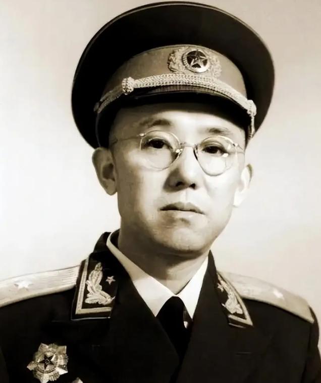 1939年，新四军在追击汉奸时，误打误撞闯到了上海虹桥机场，看着停在草坪上的四架