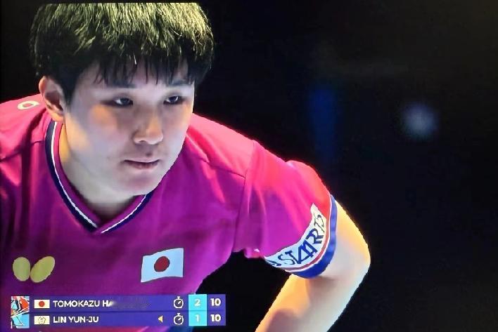 张本智和立下大功，一扫小组赛的低迷，状态拉满火力全开，以3-1力克林昀儒，为日本