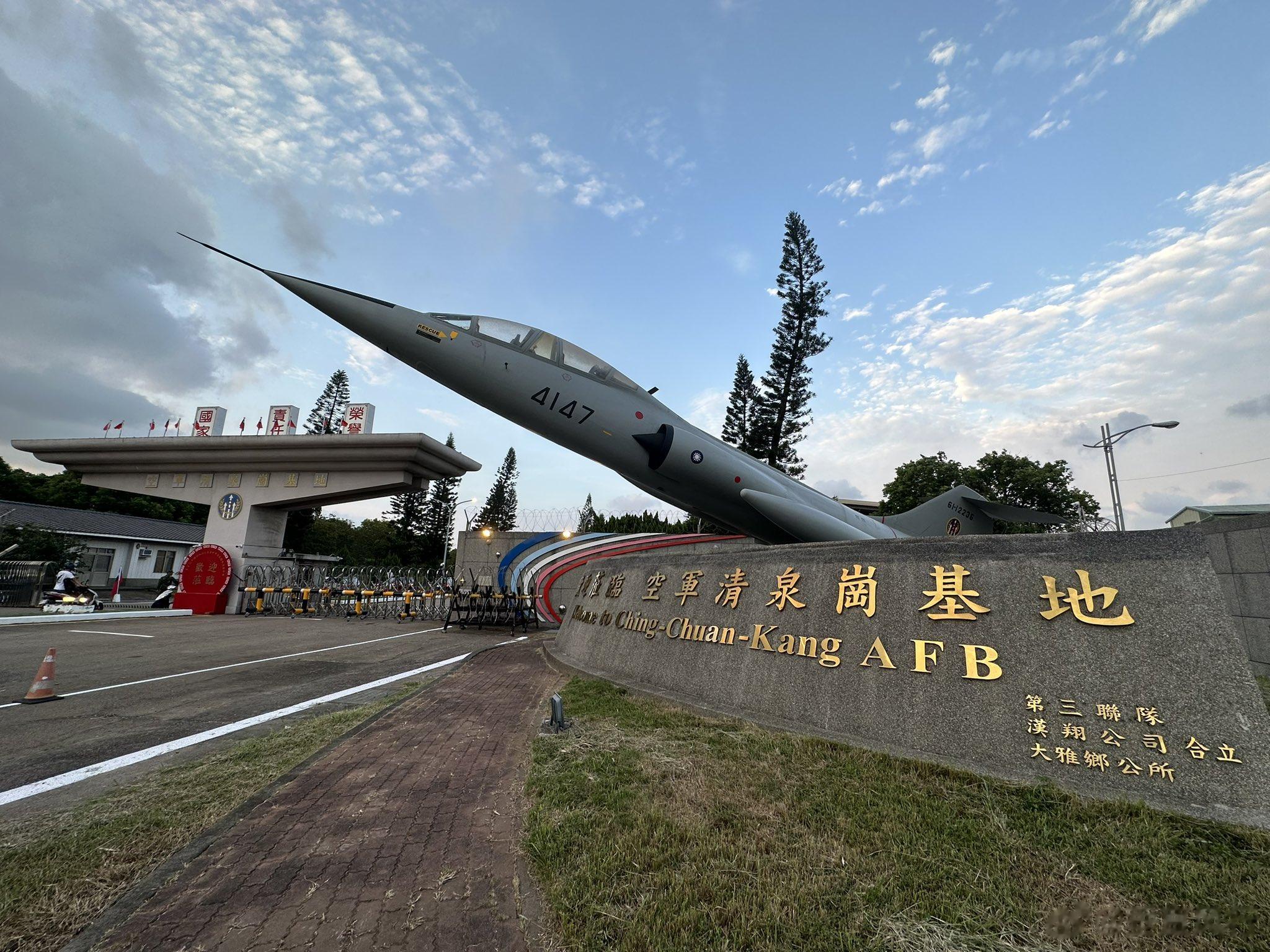 对岸台中清泉岗基地大门，门口支着一架F-104，公所是台中市行政部门在大雅乡的派