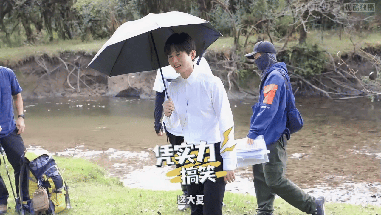 #论公主抱还得是成毅#成毅男友力爆棚抱起张予曦，看起来毫不费力啊，拜托啊，他们互