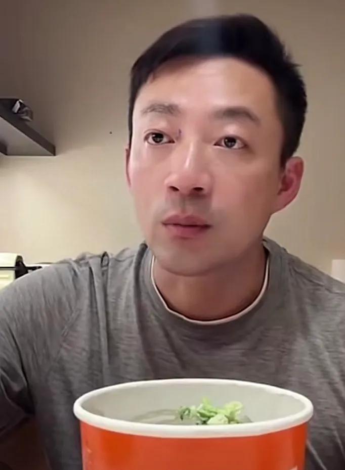 自从保姆杨阿姨回家过年，汪小菲就一直陪着孩子，并且在台湾租了房子，找的女朋友也是