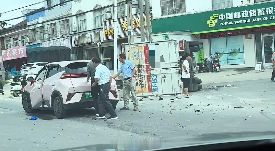 好家伙，海鸥把四米二箱货干翻了 ​​​