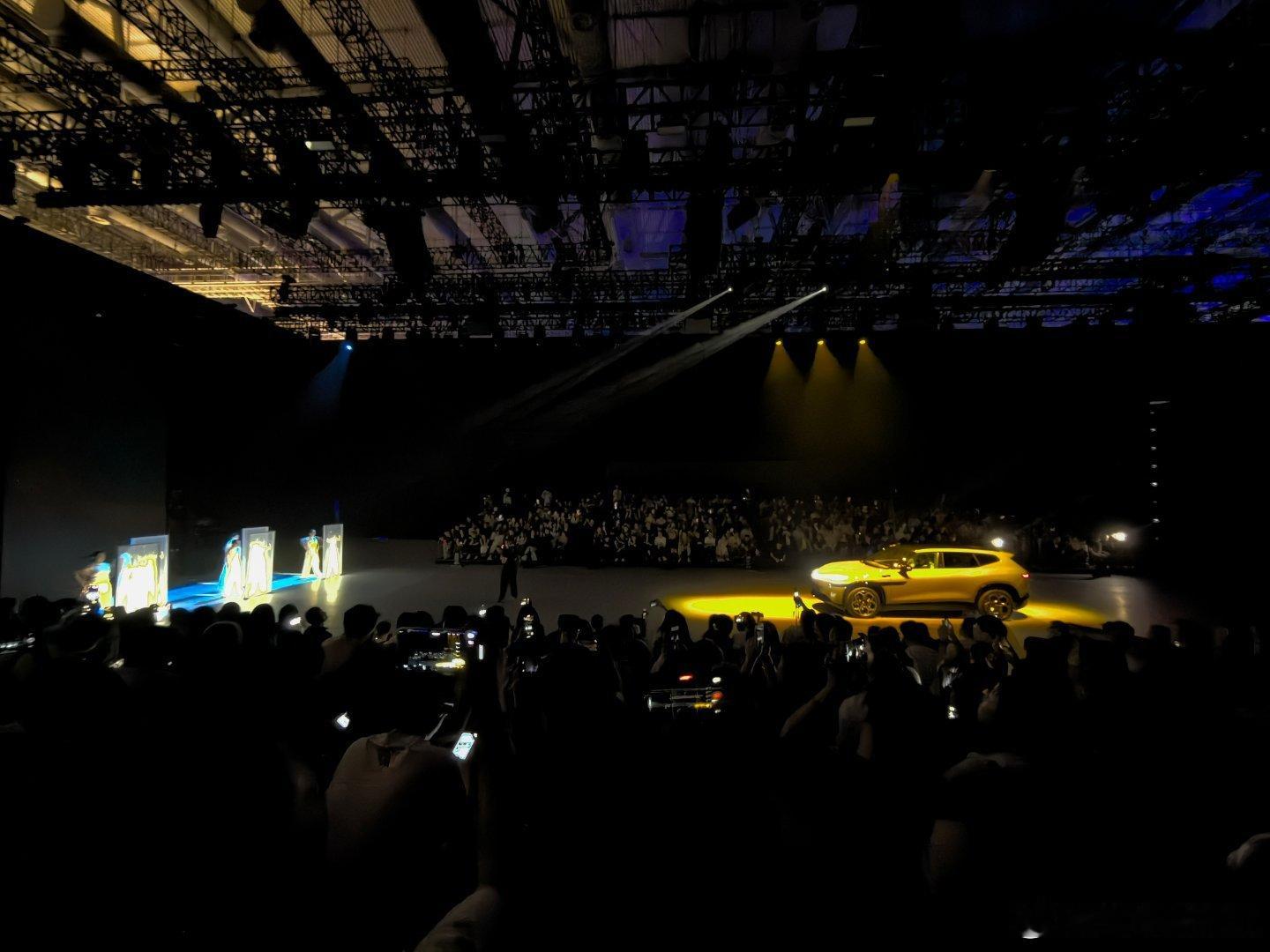 大众与众08的发布会，浪漫又务实。用了20%的时间，看秀讲设计，来引领大家的审美