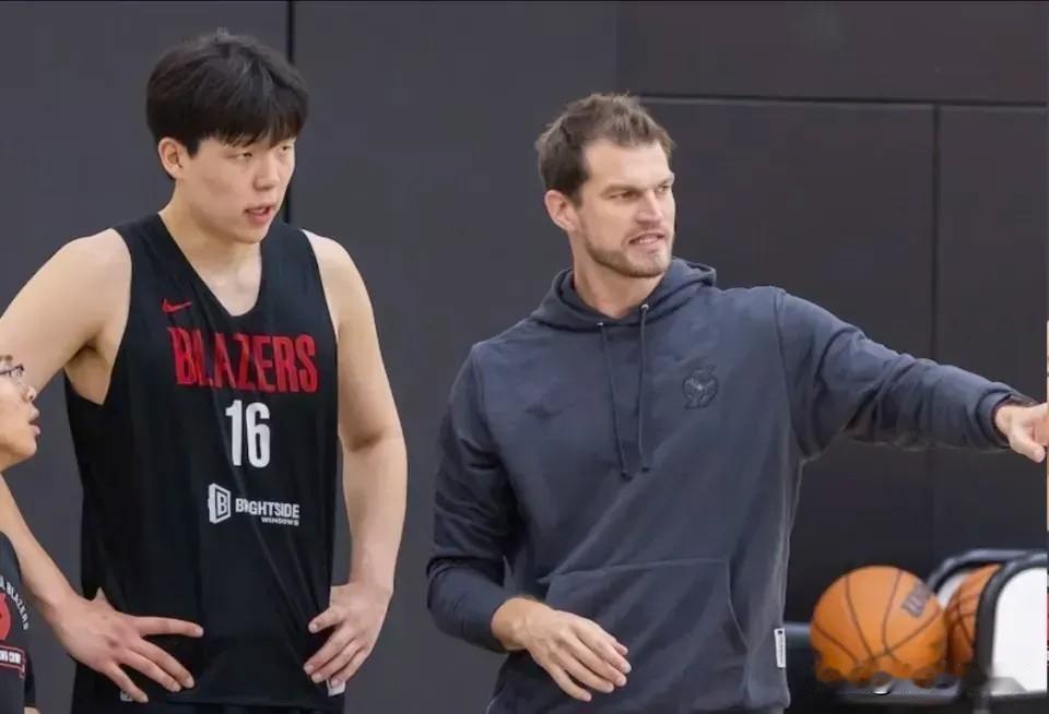 杨瀚森在NBA还能站稳脚跟吗？
       从他近期的表现来看，杨瀚森在NBA