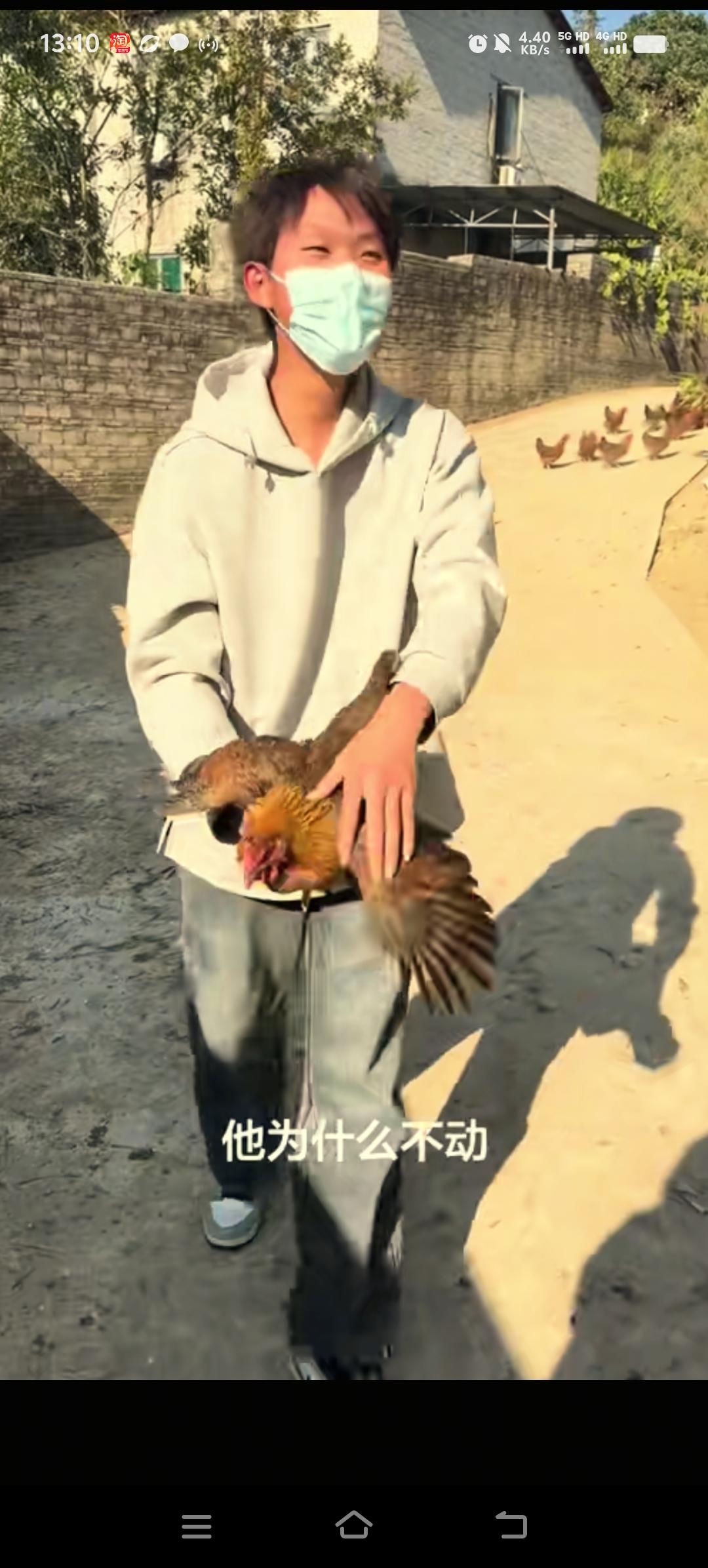 叶锐聪回到家里，妈妈尽可能给他最好的体验，假期里，他们一起去清远带货，最让人印象