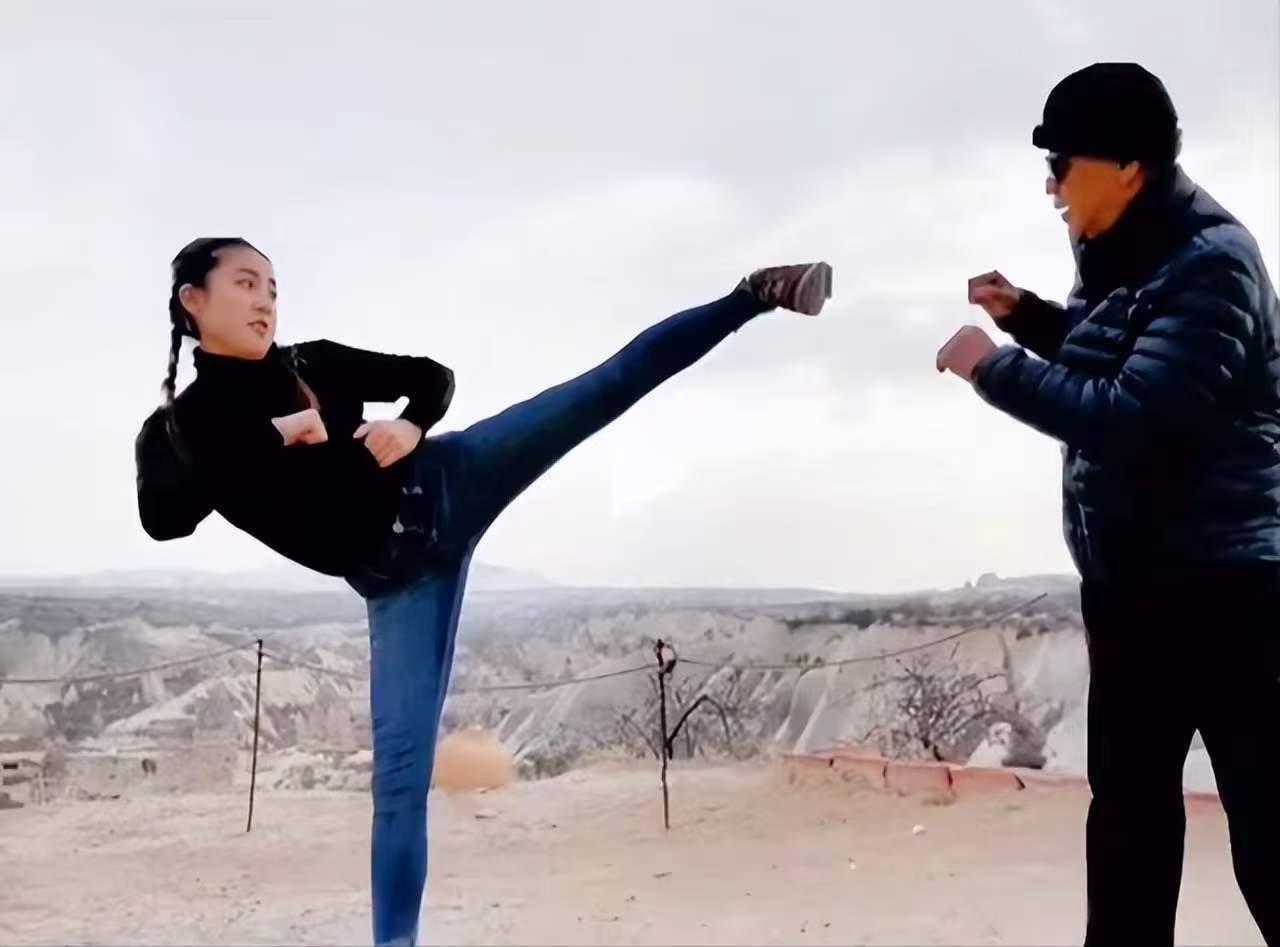 原来，梁小龙去世

最伤心的竟然是她的女儿，

以后估计要很长一段时间都走不出来