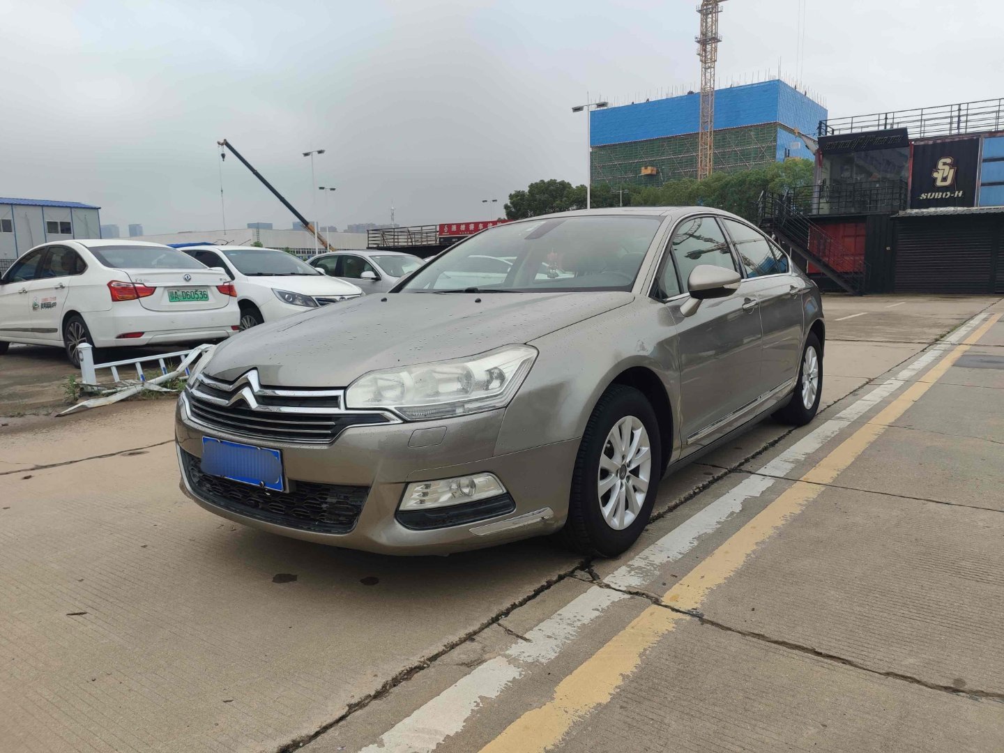 店里四台B级车 都市一手车 降价处理2013年6月上牌 雪铁龙C5 2.0L 尊