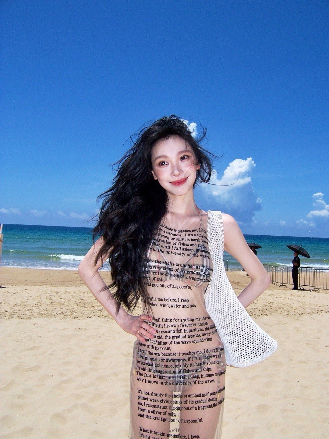 易梦玲VOGUE出图，透视比基尼造型；视觉美神今晚见[好喜欢] ​​​