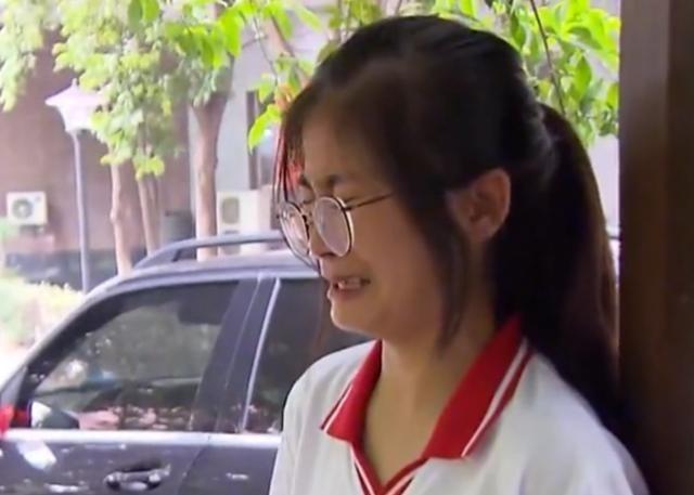 2018年，四川高三女孩谭霞即将面临高考的时候却被父亲要求辍学打工，不得已她跪求