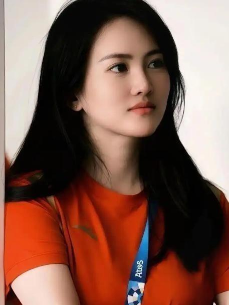 1995年，奥运冠军陈若琳被亲生父母抛弃，被舅舅养大，当她斩获22个世界冠军后，