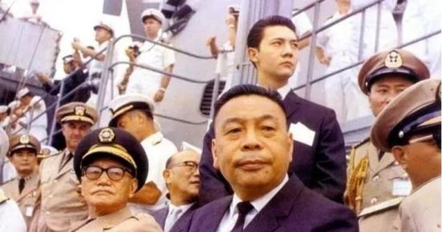 1970年4月蒋经国窜访美国，当其从车里下来，准备进入布拉萨酒店时，混在人群中间