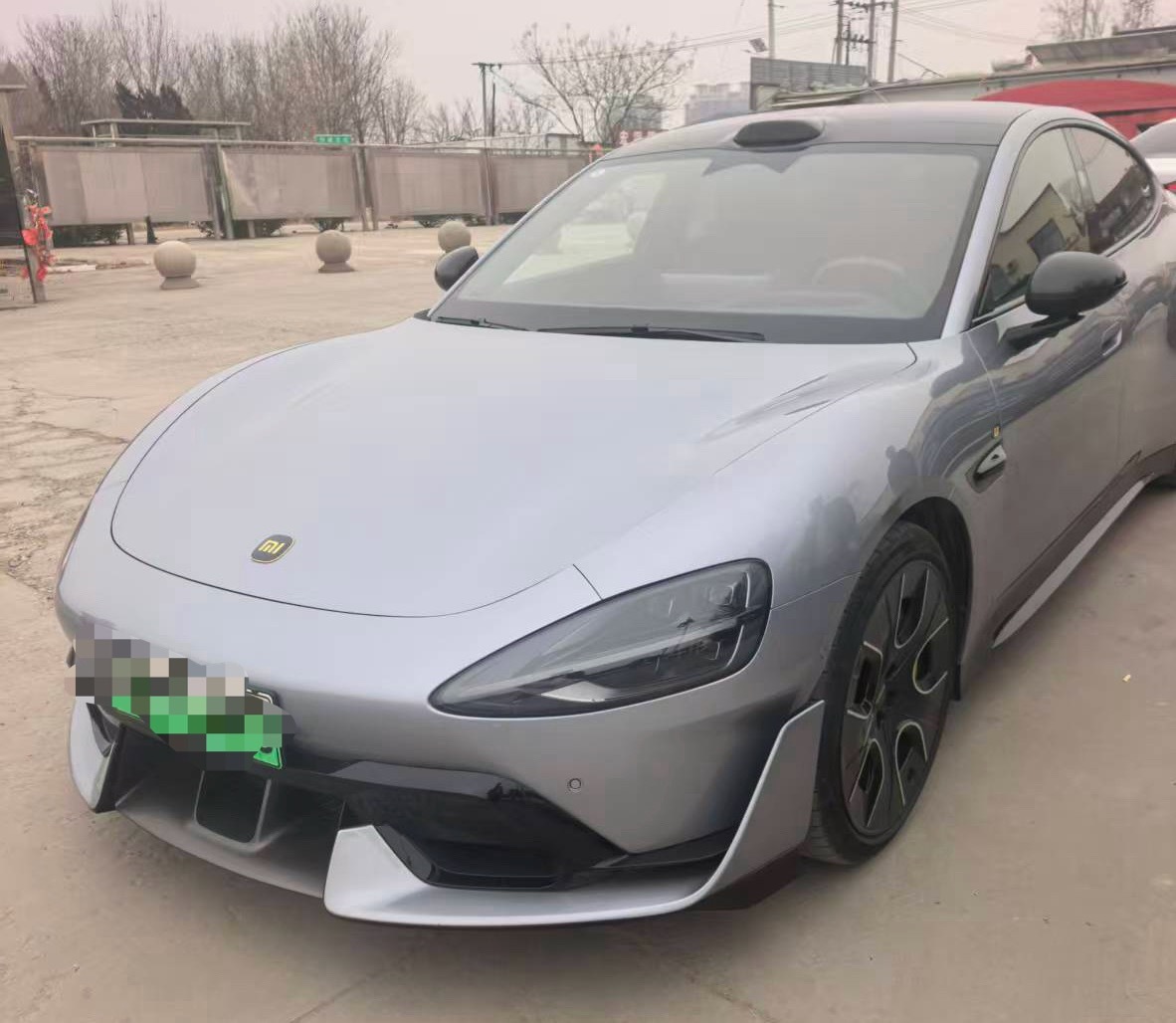 朋友30万收了台小米SU7 Ultra。虽然没挖孔没尾翼，但这不比买Max版香多