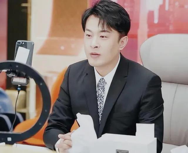 在这场风波中，辛巴与“小羊哥”的交锋堪称双输局面，双方因螃蟹事件僵持不下，互不相