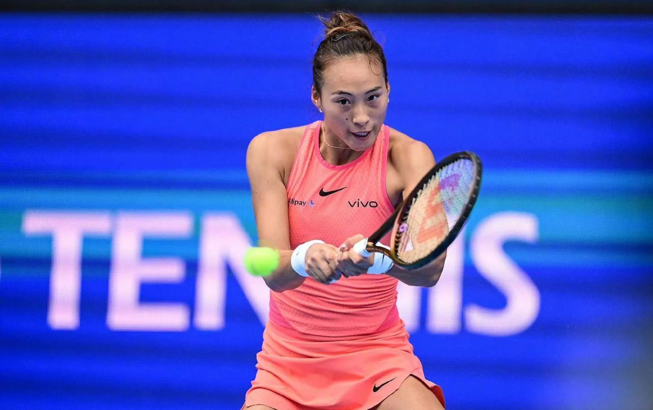 东京网球比赛郑钦文努力挥起球拍接发球的样子真美！这认真的表情，大力接发球丝滑顺畅