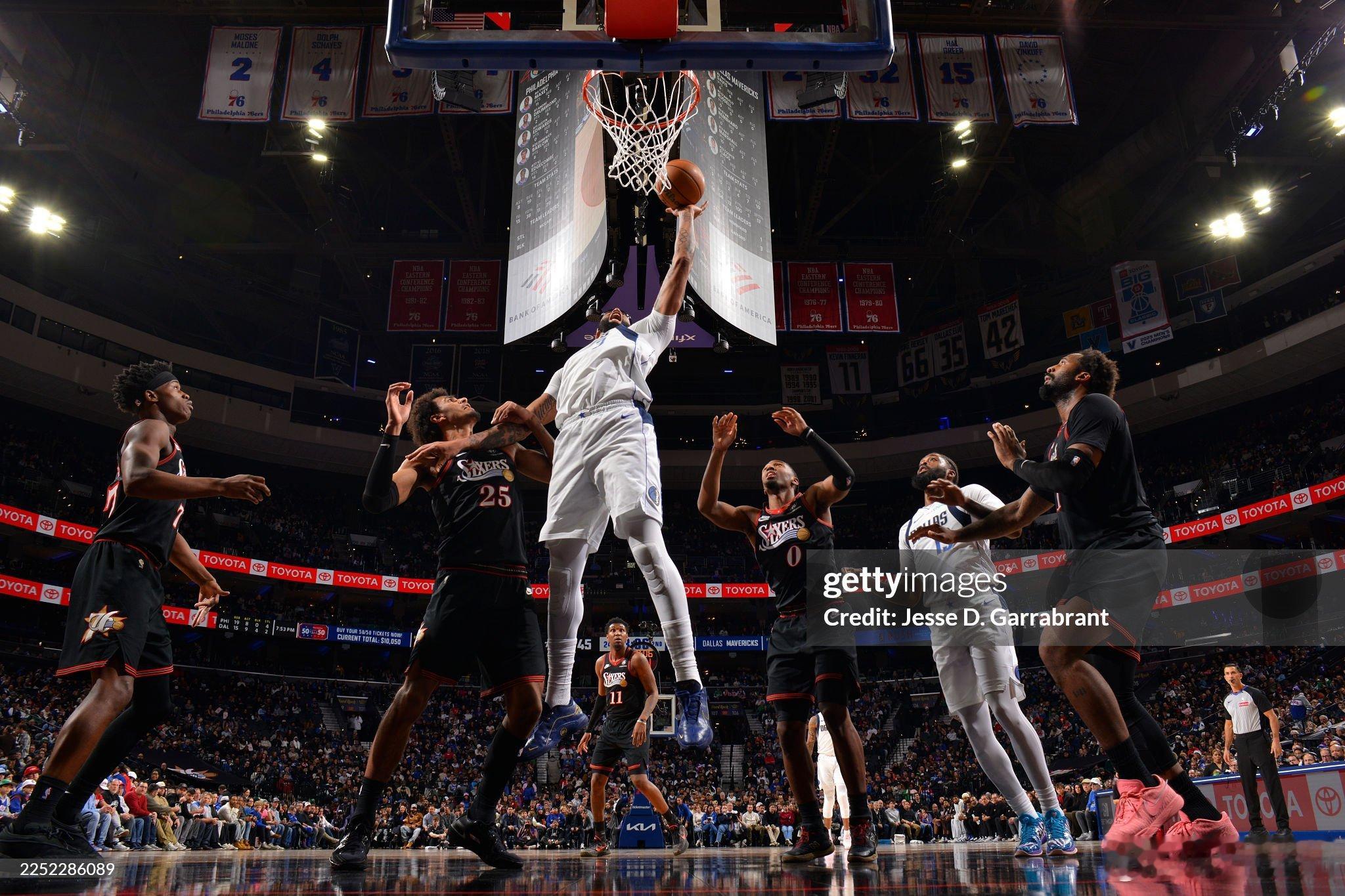 MFFL 我牛在第四节开局被打了一波17比7。目前落后4分。76人背靠背战胜独行